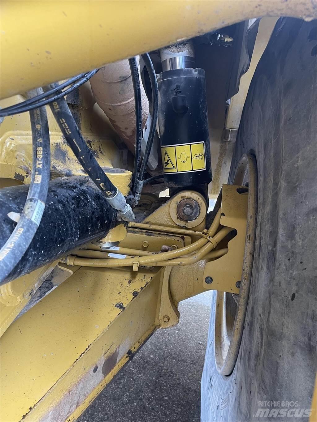 CAT 745 鉸接式起吊車
