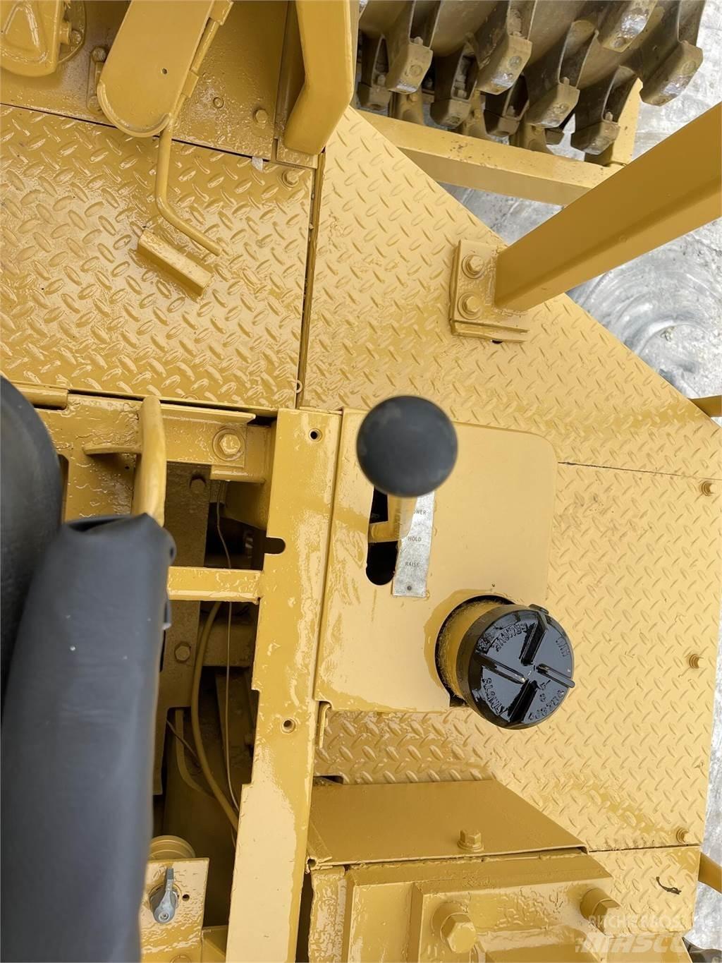 CAT 815 廢棄物壓實機