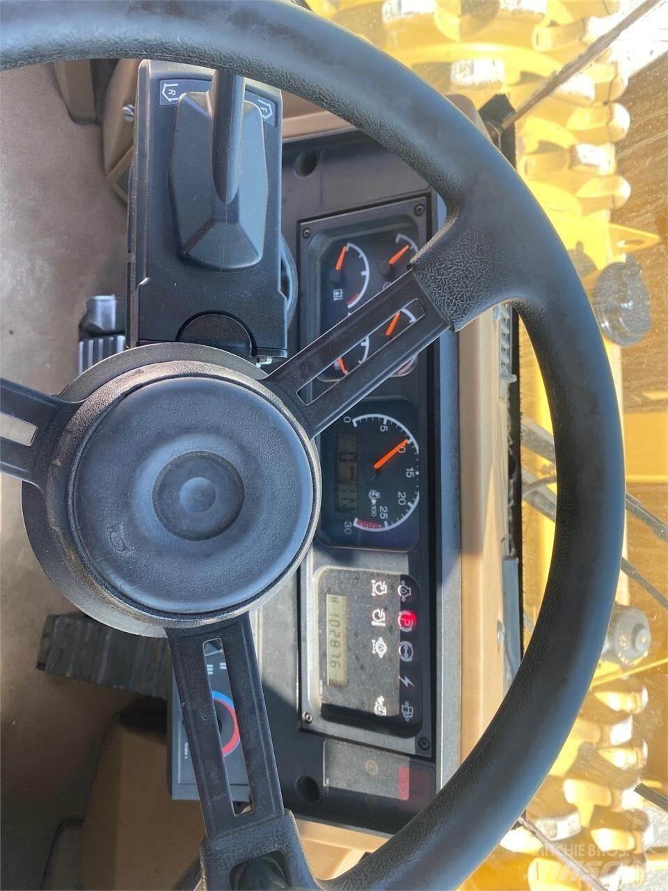 CAT 815F 廢棄物壓實機