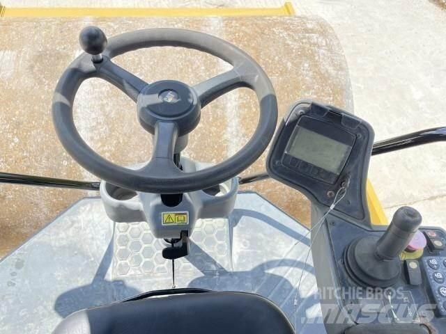 CAT CS54B 雙輪滾壓機
