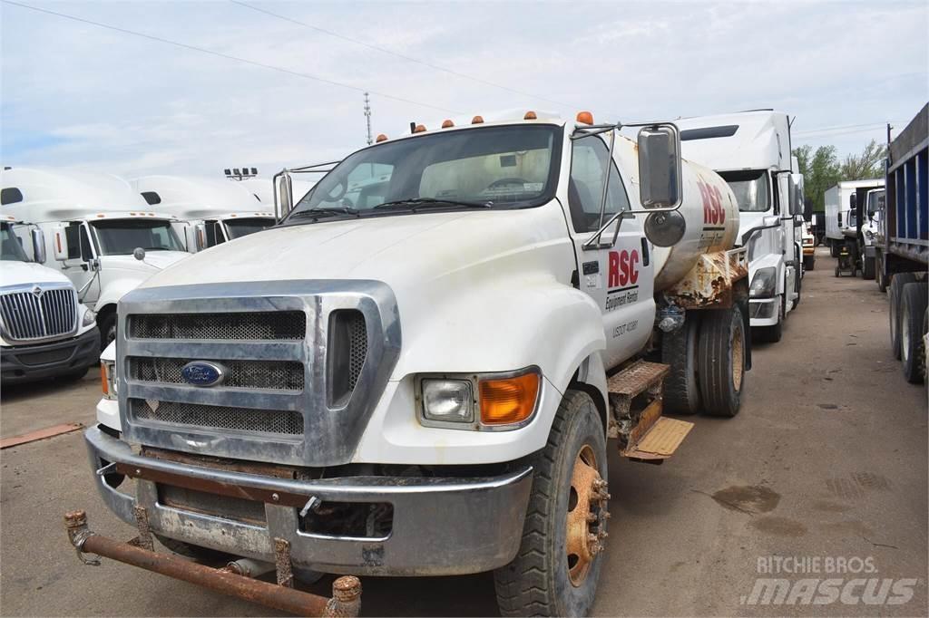 Ford F750 運油車