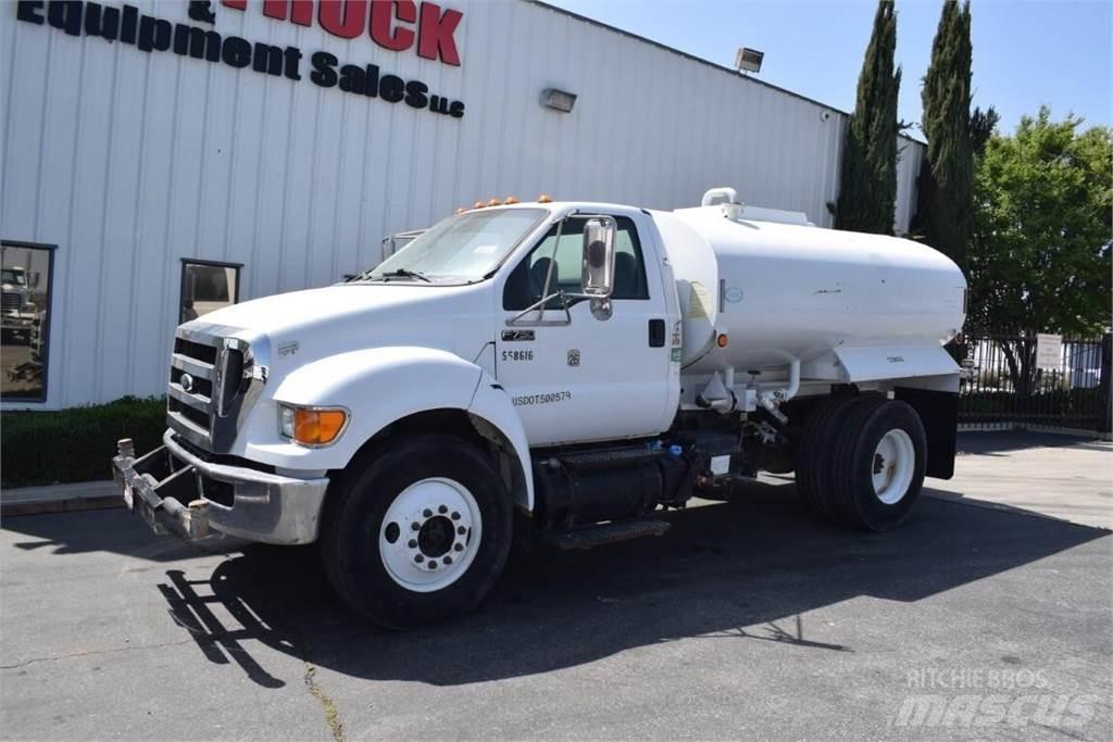 Ford F750 運油車