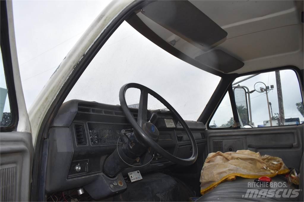 Ford F800 起重機卡車