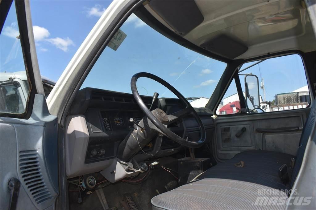 Ford F800 傾卸式卡車