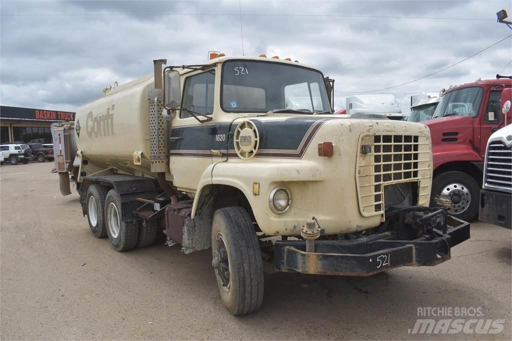 Ford L8000 運油車