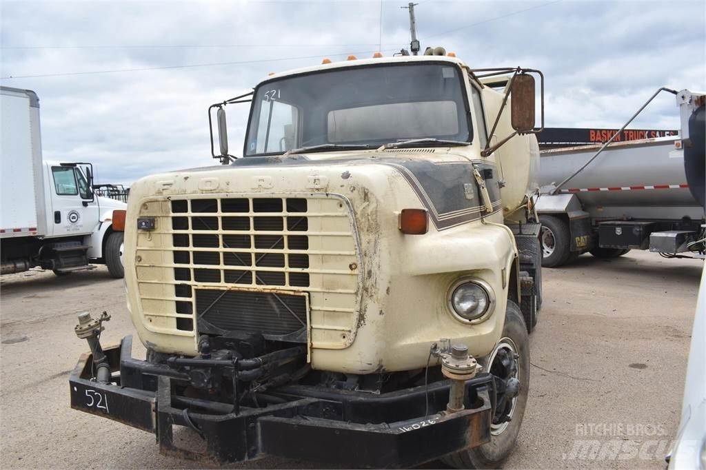 Ford L8000 運油車