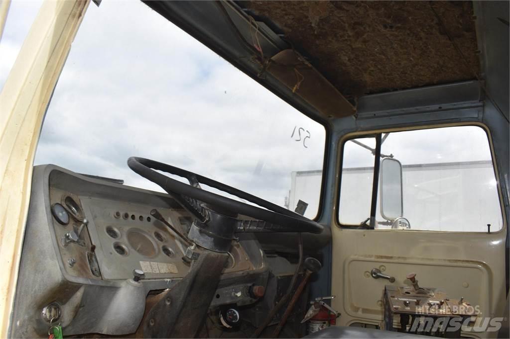 Ford L8000 運油車