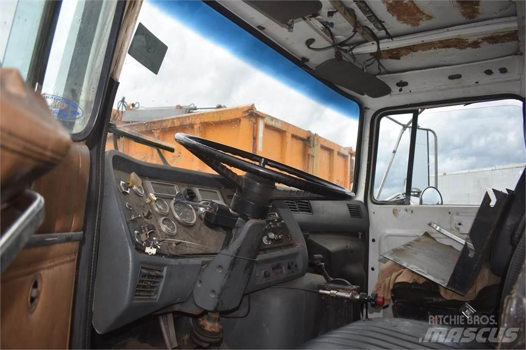 Ford L8000 起重機卡車