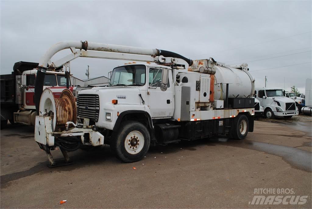 Ford L8000 運油車