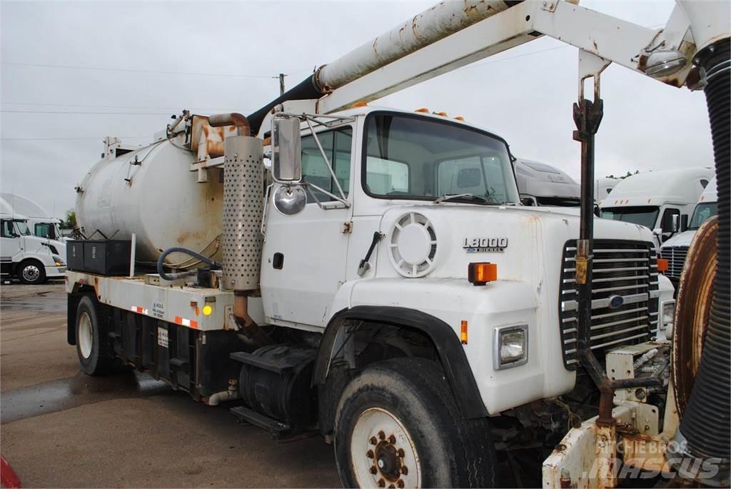 Ford L8000 運油車