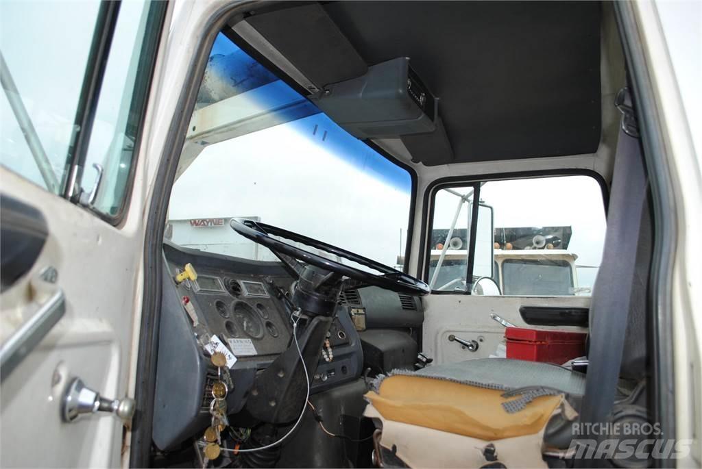Ford L8000 運油車