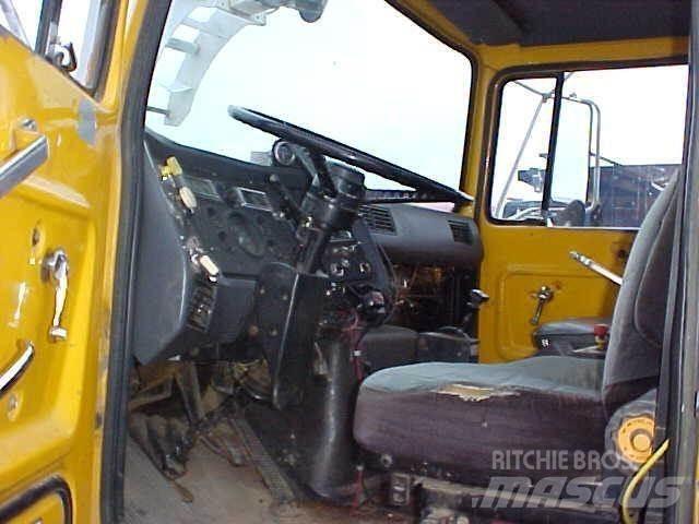 Ford L8000 運油車