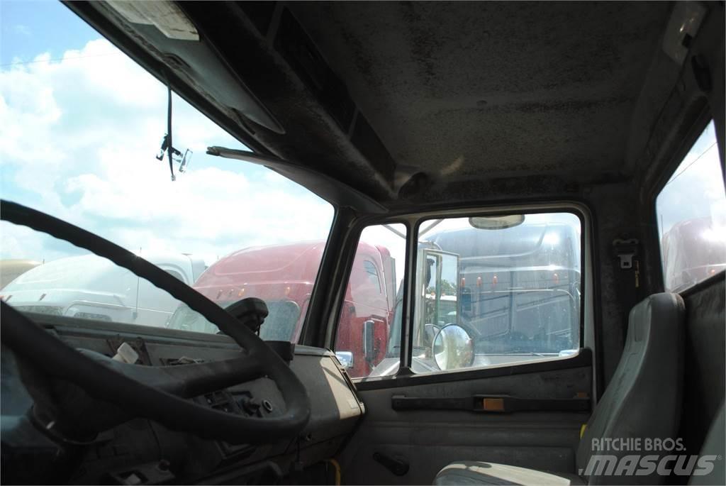 Freightliner FL70 起重機卡車