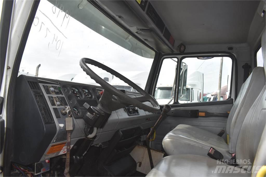 Freightliner FL70 起重機卡車