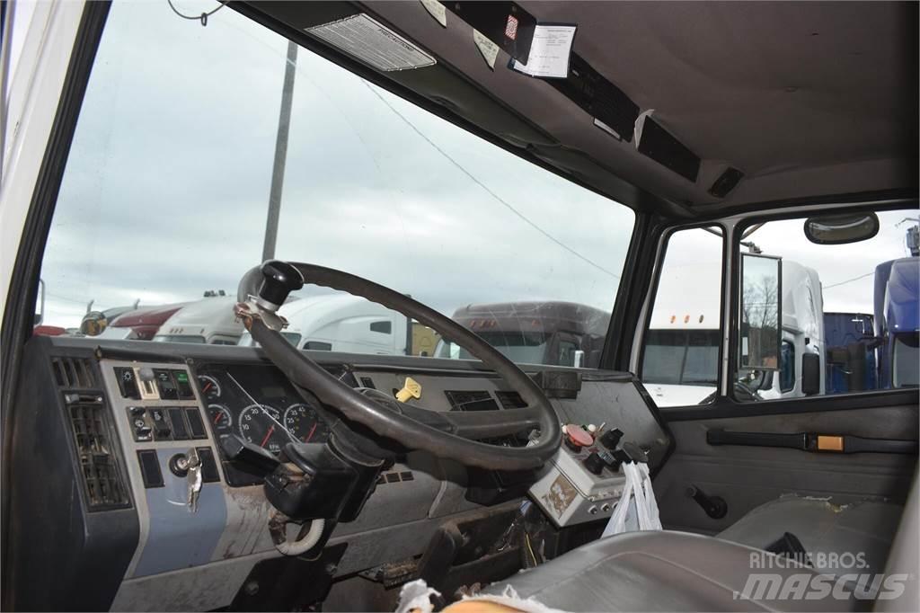 Freightliner FL70 運油車
