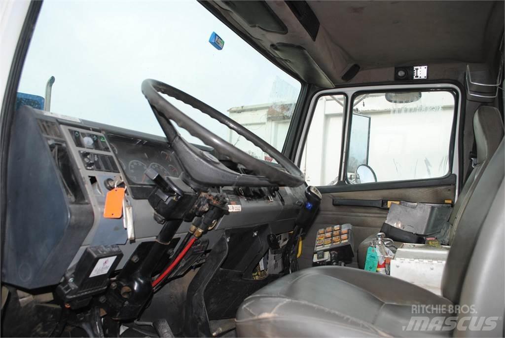 Freightliner FL80 起重機卡車