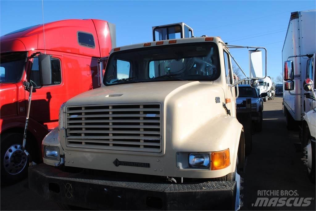 International 4700 起重機卡車