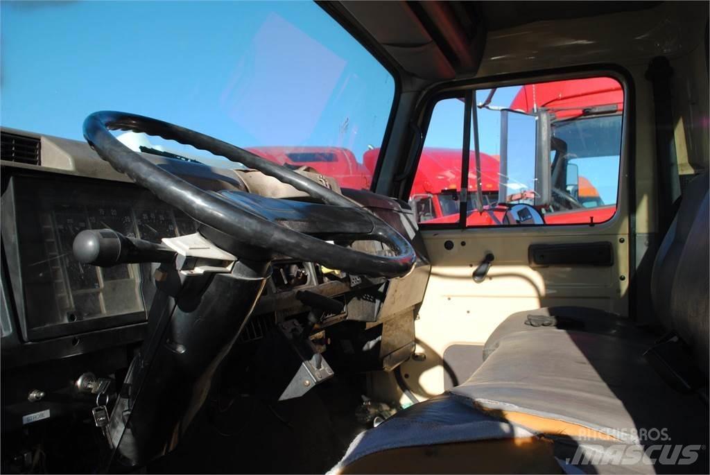 International 4700 起重機卡車