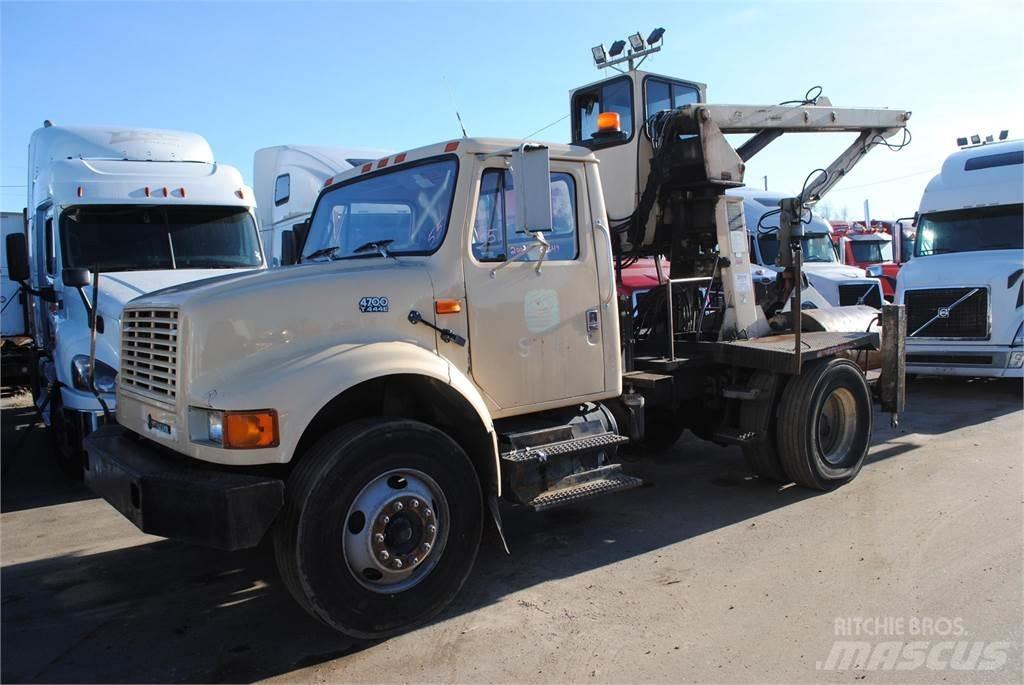 International 4700 起重機卡車