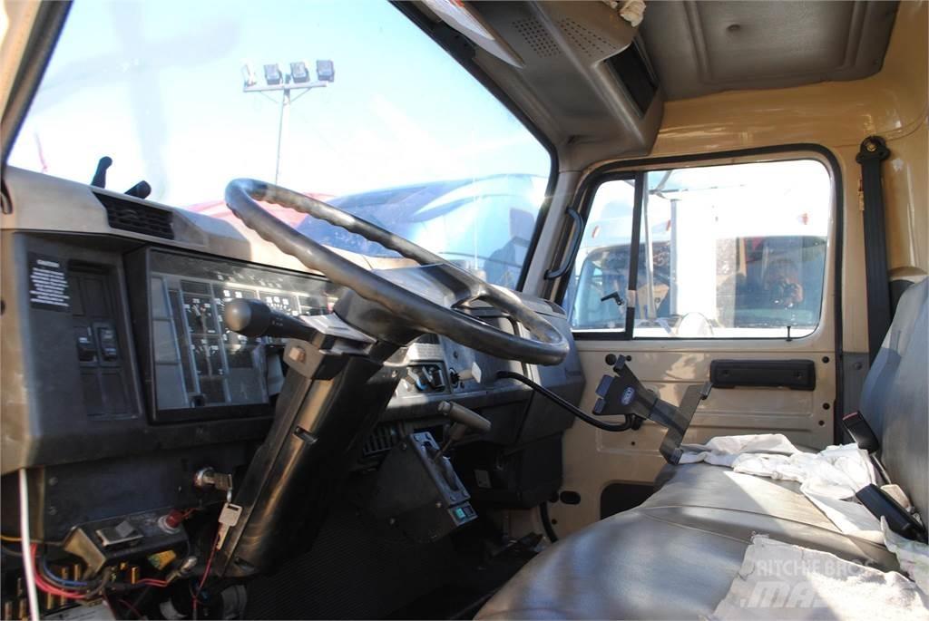 International 4700 起重機卡車