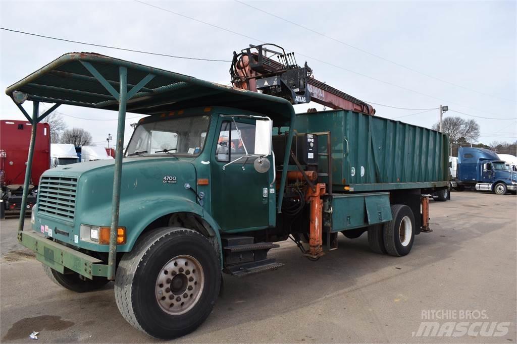 International 4700 起重機卡車
