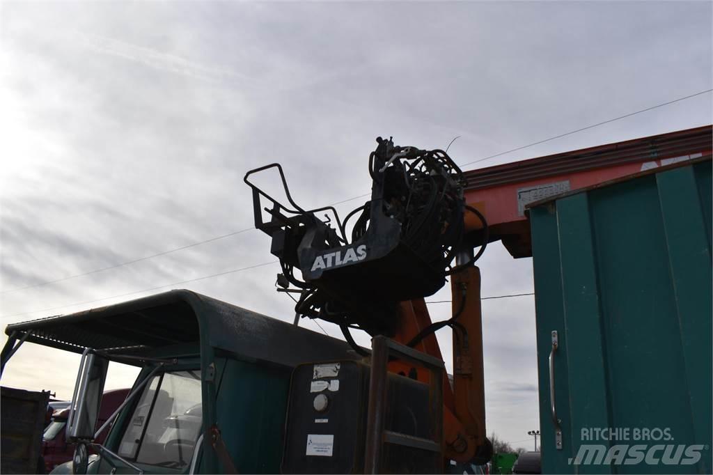 International 4700 起重機卡車