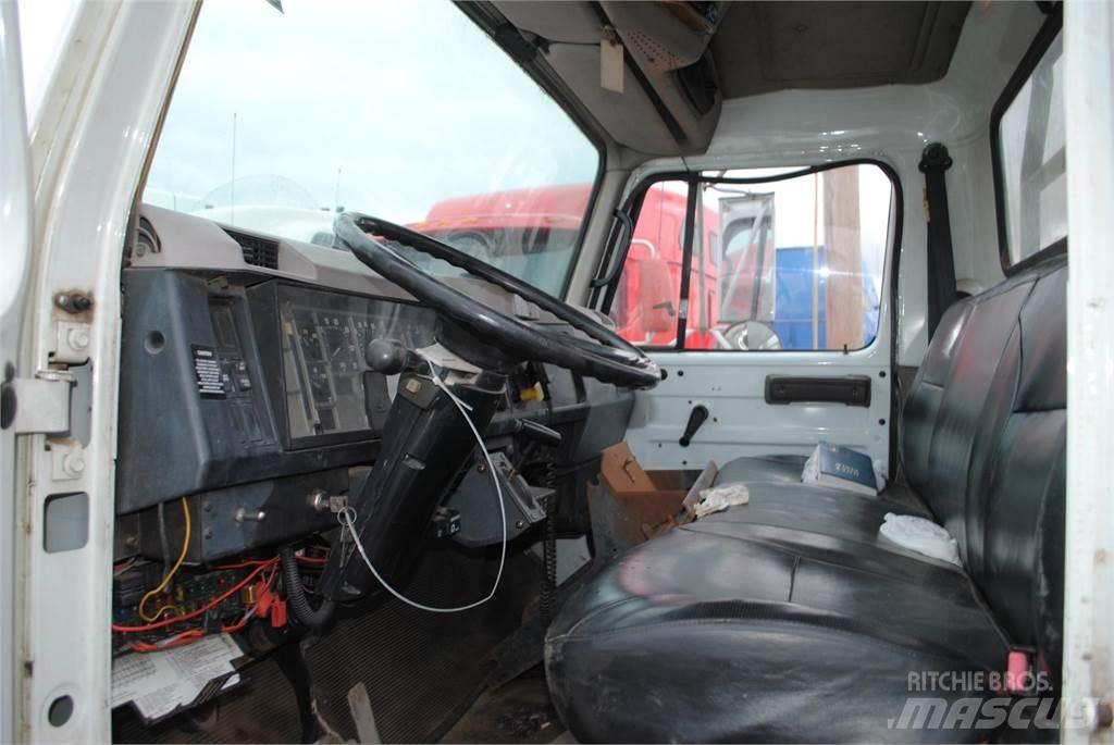 International 4700 起重機卡車