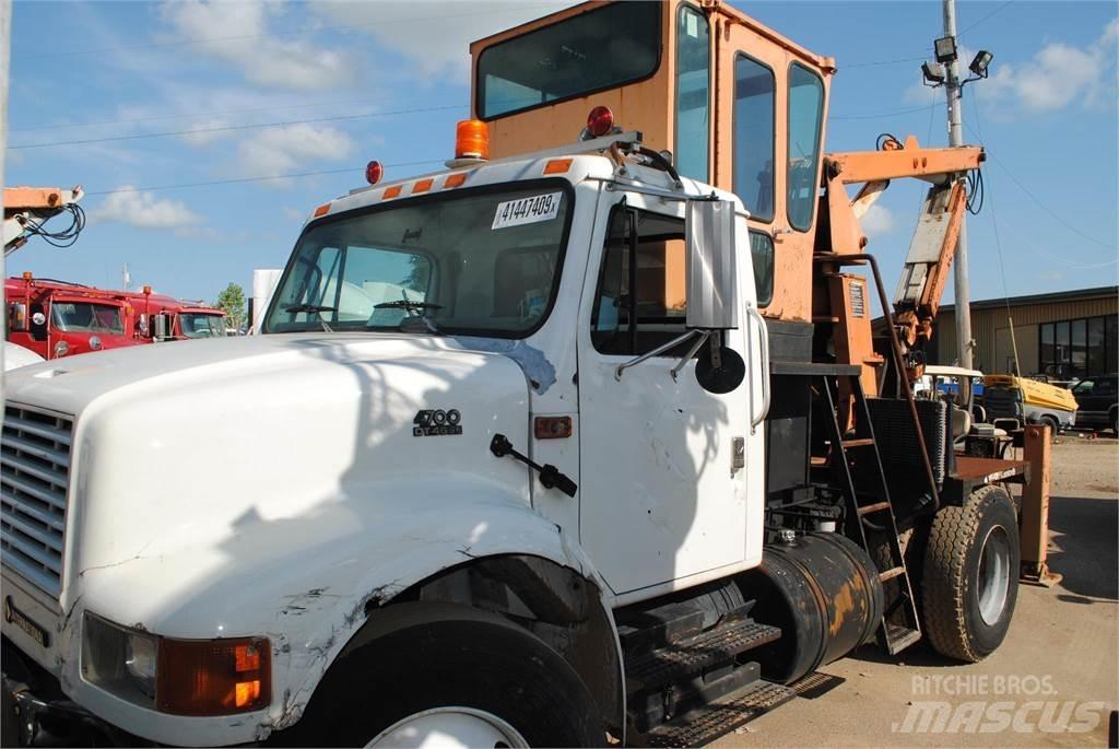 International 4700 起重機卡車