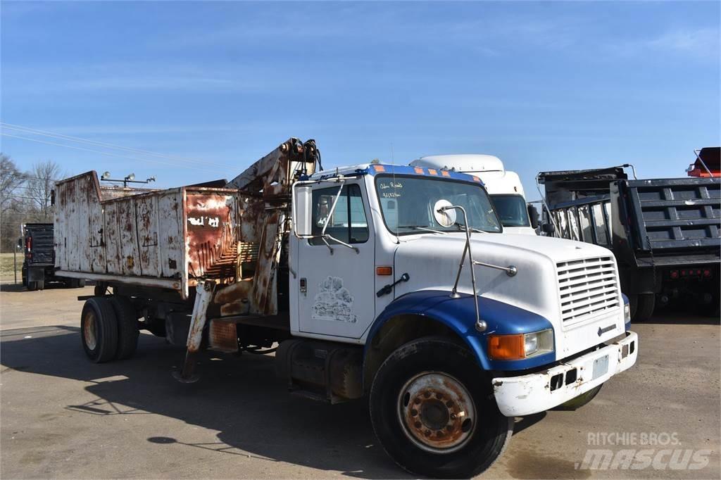 International 4900 起重機卡車