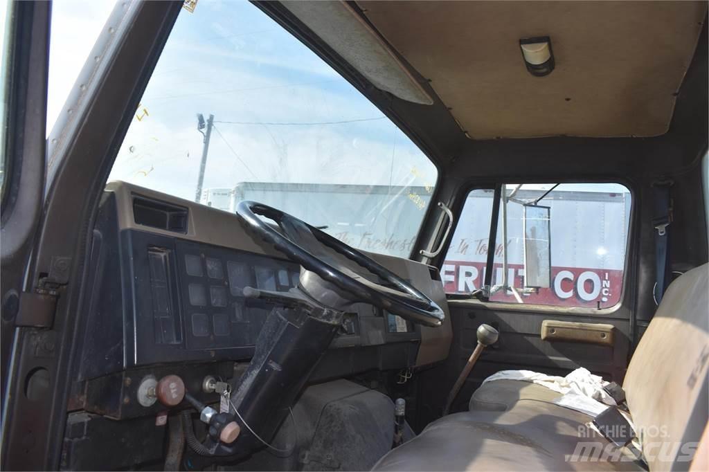 International 4900 起重機卡車