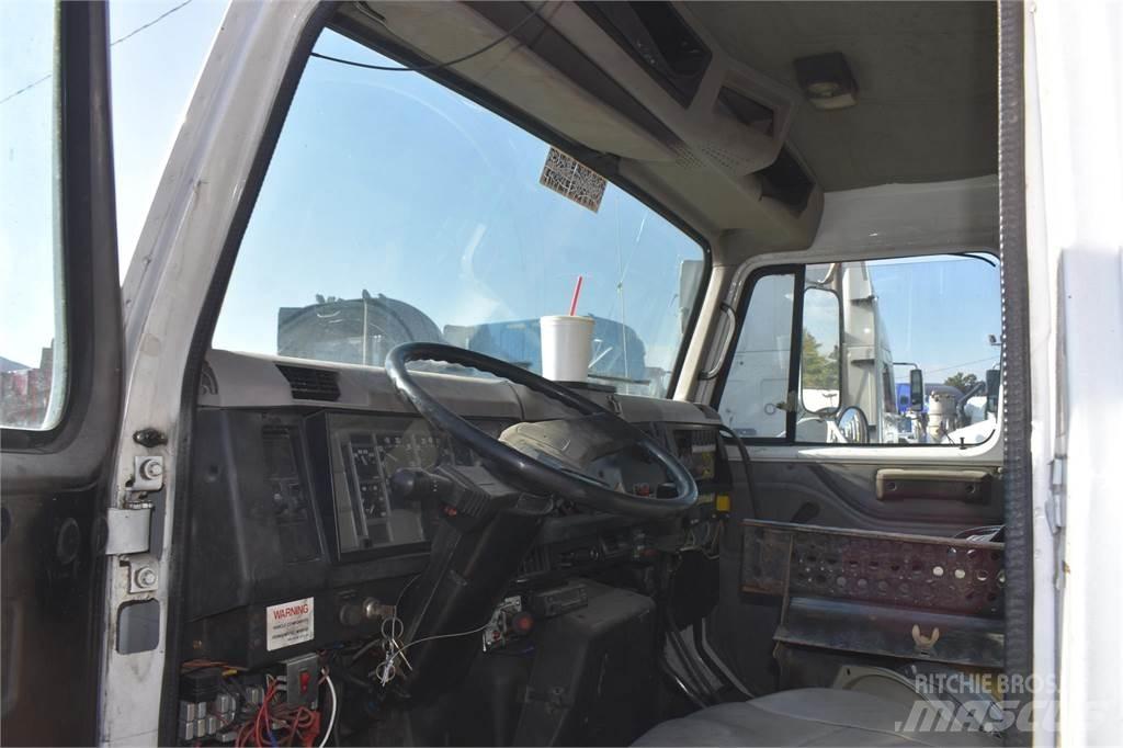 International 4900 起重機卡車