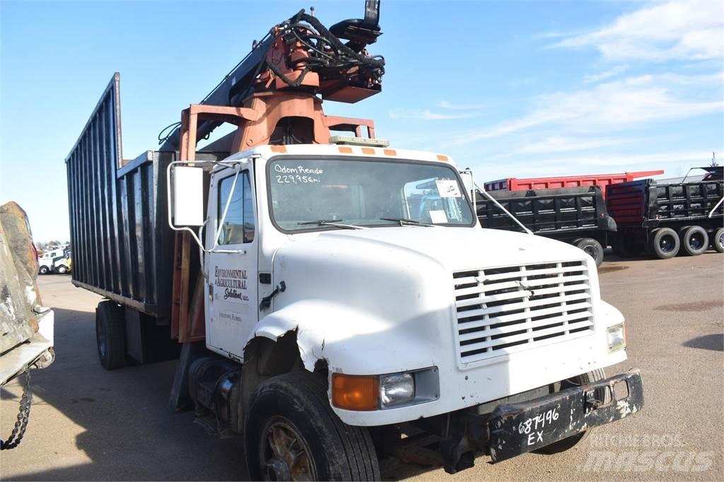International 4900 起重機卡車