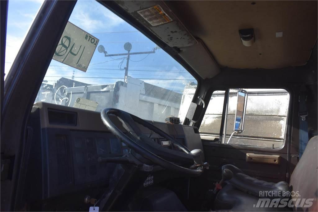 International 4900 起重機卡車