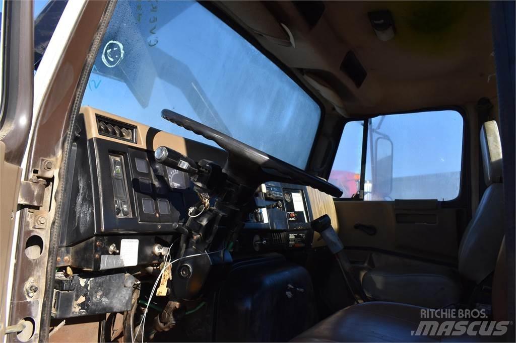 International 8200 起重機卡車