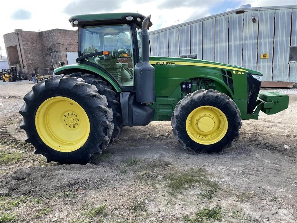John Deere 8235R 曳引機