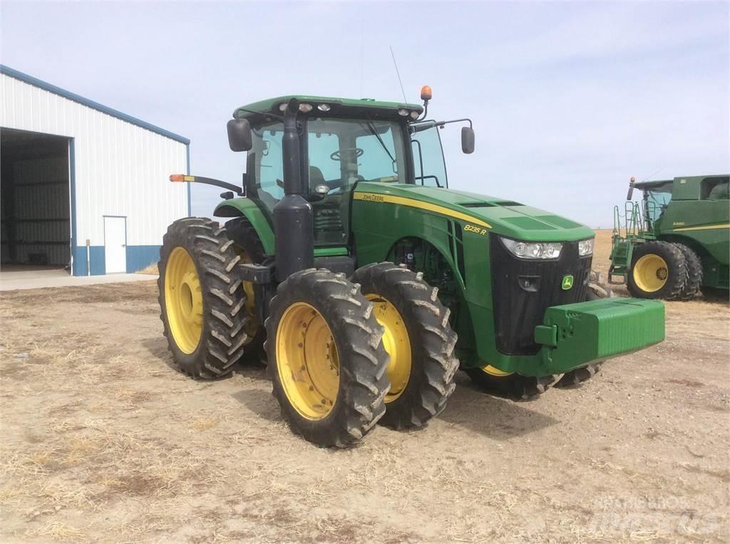 John Deere 8235R 曳引機