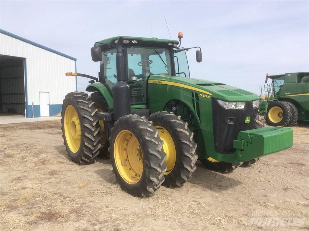 John Deere 8235R 曳引機