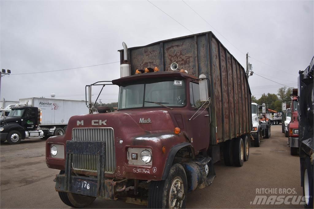 Mack DM685S 起重機卡車