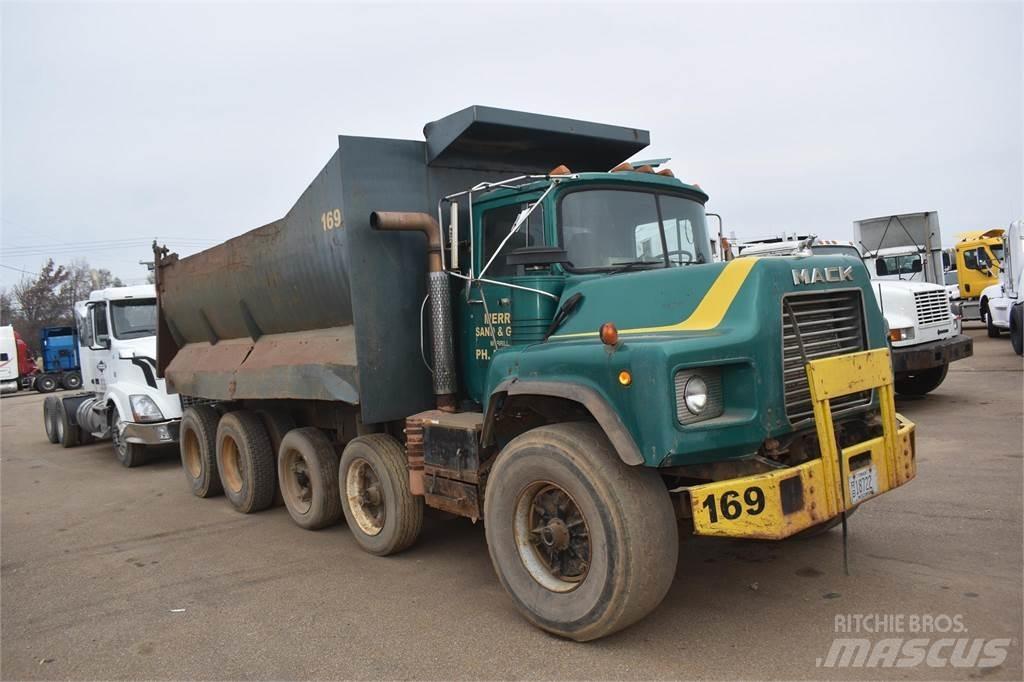 Mack DM688 傾卸式卡車