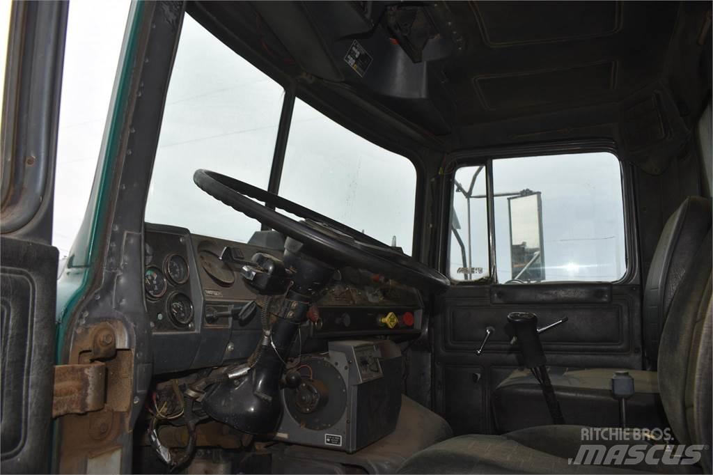 Mack DM688 傾卸式卡車