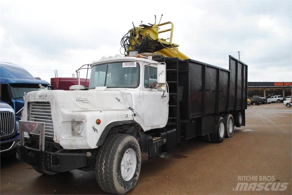 Mack DM690S 起重機卡車