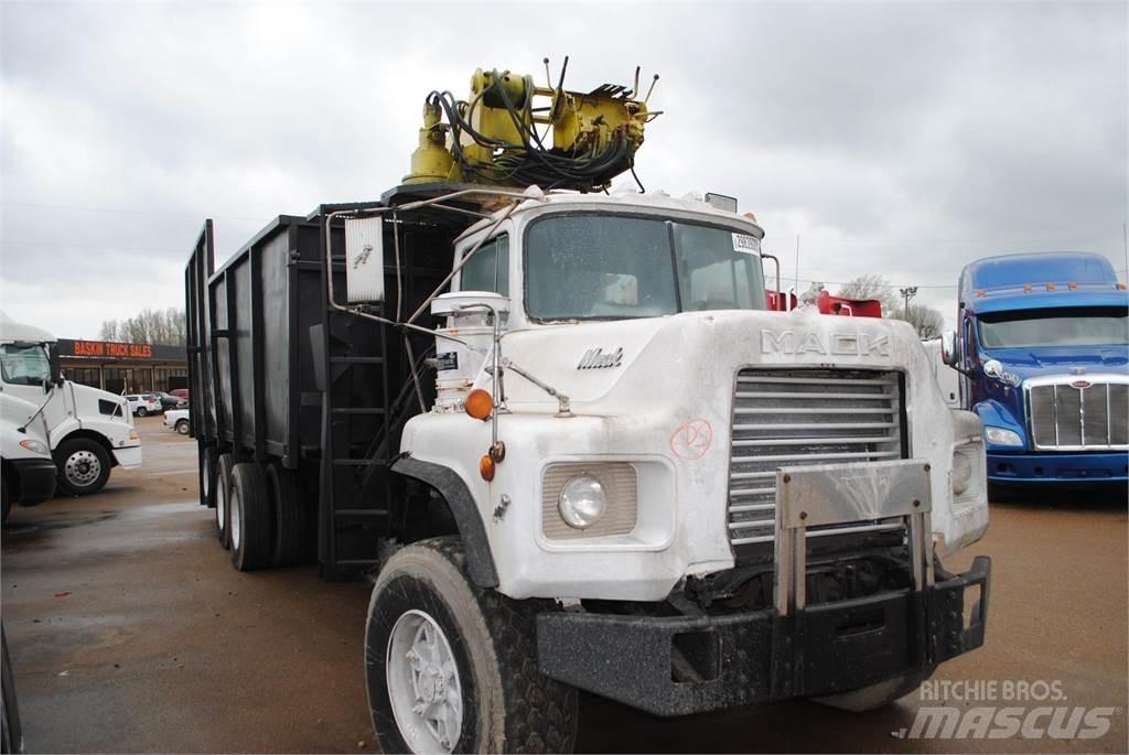 Mack DM690S 起重機卡車