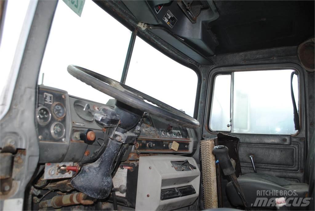 Mack DM690S 起重機卡車