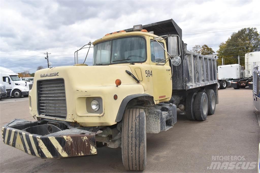 Mack DM690S 傾卸式卡車