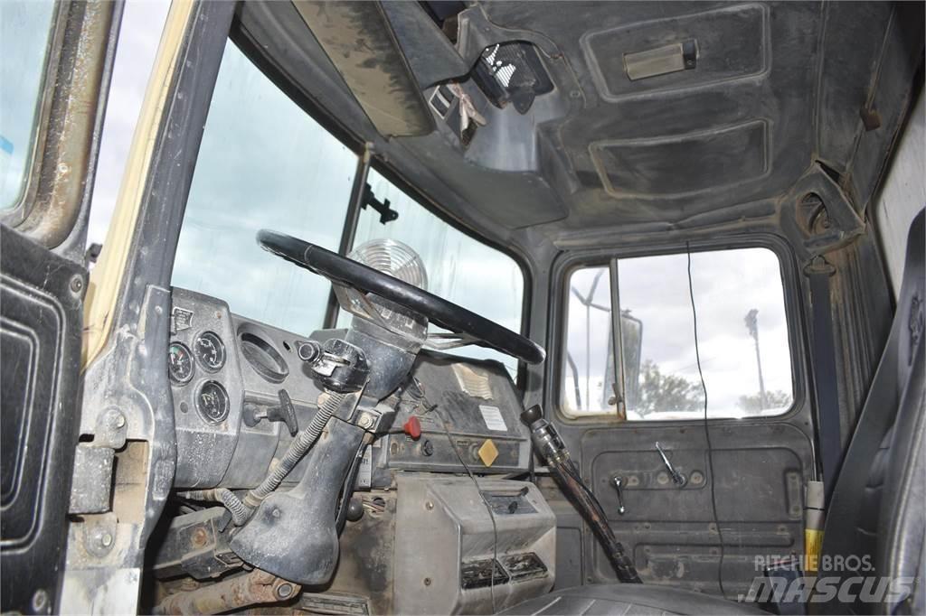 Mack DM690S 傾卸式卡車