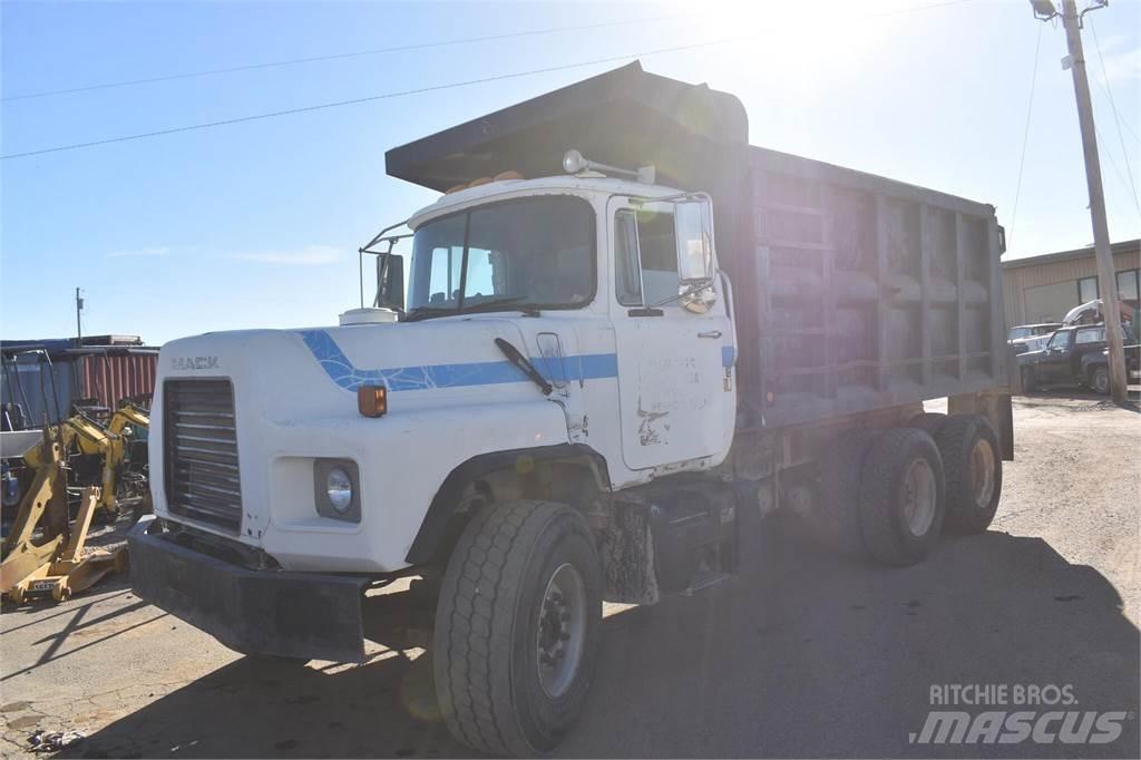 Mack DM690S 傾卸式卡車