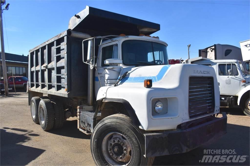 Mack DM690S 傾卸式卡車