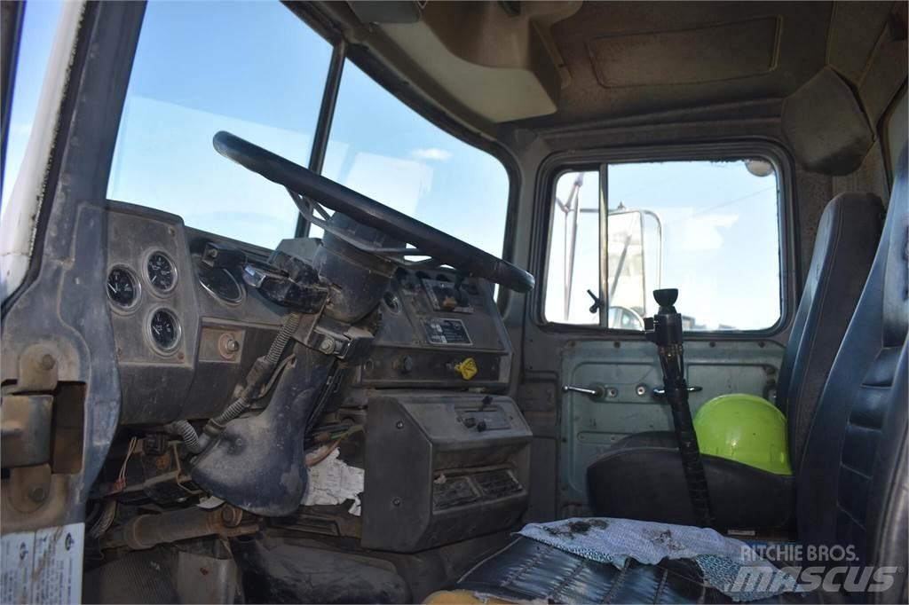 Mack DM690S 傾卸式卡車