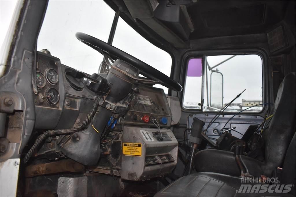 Mack RD688S 起重機卡車