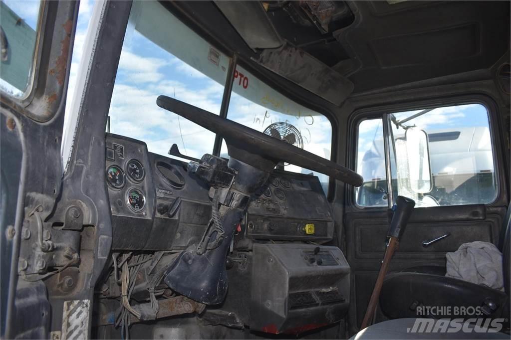 Mack RD688S 傾卸式卡車